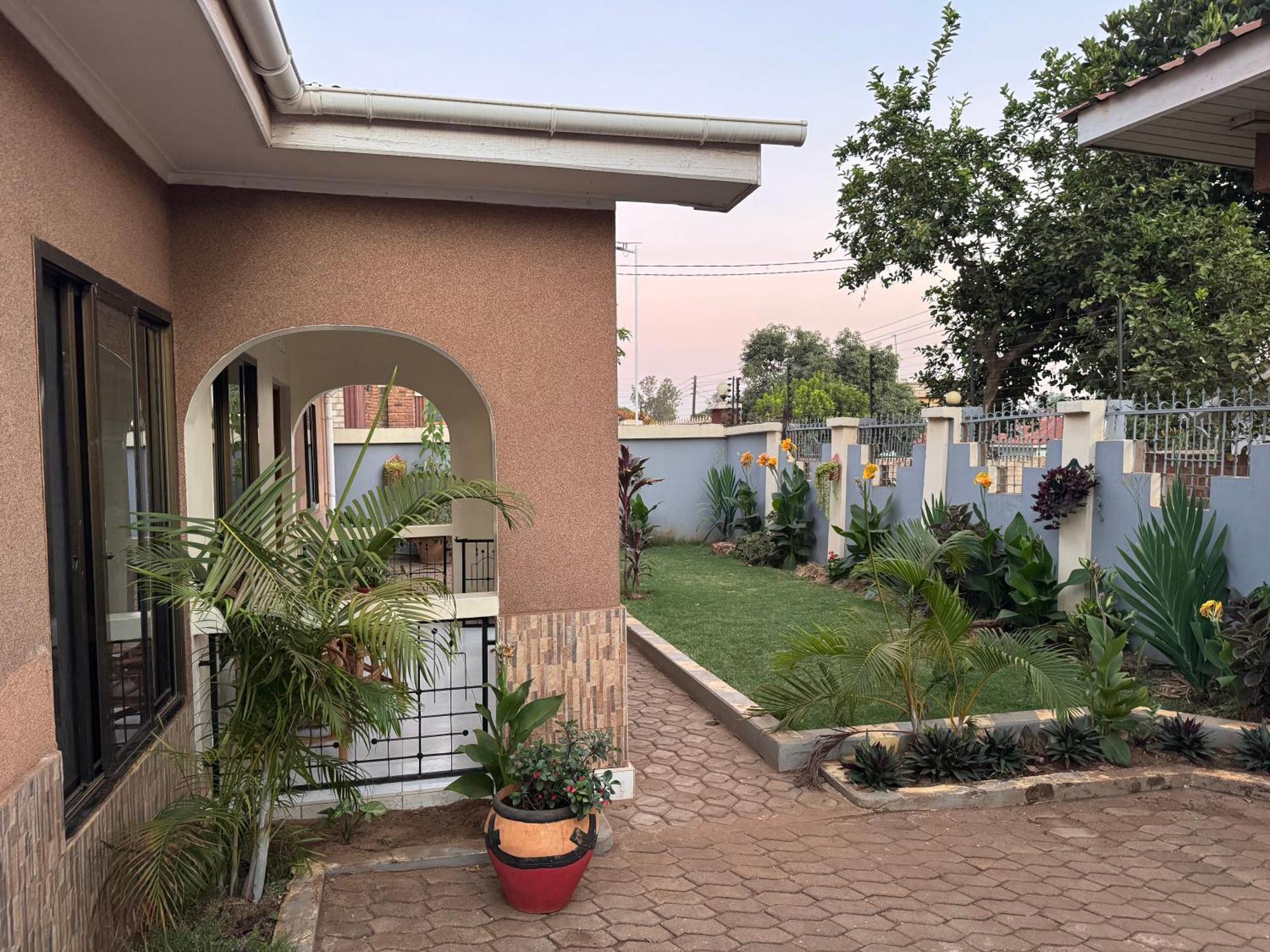Ferienwohnung Town Retreat Moshi Exterior foto